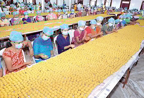 வைகுண்ட ஏகாதசியை முன்னிட்டு 1 லட்சத்து 18 ஆயிரம் லட்டுகள் தயாரிப்பு