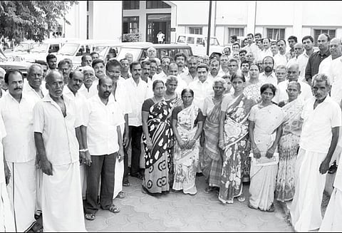 உயர் மின்பாதை அமைக்கும் பணி: விளைநிலங்கள் பாதிக்காமல் மாற்றுப்பாதை குறித்து ஆய்வு செய்ய வேண்டும்