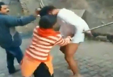 சில்மிஷம் செய்த சாமியார்: ஆடையை உருவி அடித்து உதைத்த பெண்கள்