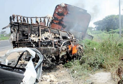 விபத்தில் சிக்கிய லாரி மீண்டும் தீப்பிடித்து எரிந்ததால் பரபரப்பு