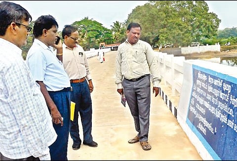 பொதுமக்களின் நீண்ட நாள் கோரிக்கையை ஏற்று ரூ.138 கோடியில் 30 பாலம், சாலைகள் அமைக்கும் பணி