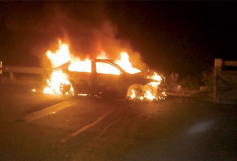 நெல்லை அருகே மேம்பாலத்தின் தடுப்பு சுவரில் கார் மோதி தீப்பிடித்து எரிந்தது