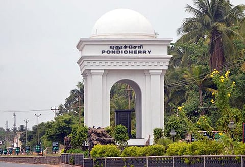 அரசு செயலாளர் மீது உரிமை மீறல் புகார்