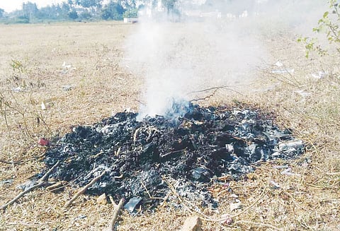 சுகாதார சீர்கேடாக இருந்த மருத்துவ கழிவுகள் தீ வைத்து அழிப்பு