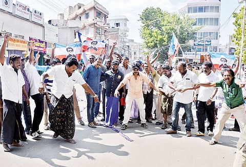 ரஜினிகாந்த் அரசியலுக்கு வருவதாக அறிவிப்பு ரசிகர்கள் பட்டாசு வெடித்து கொண்டாடினர்
