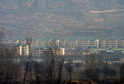 காஷ்மீர் பயங்கரவாத தாக்குதல், தேடுதல் வேட்டை தொடர்ந்து நடக்கிறது சிஆர்பிஎப்