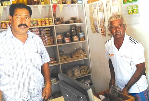 இயற்கை அங்காடி உரிமையாளரை தாக்கி ரூ.10 ஆயிரத்தை திருடி சென்ற மர்மநபர்