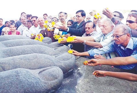 கன்னியாகுமரியில் திருவள்ளுவர் சிலைக்கு தமிழ் அறிஞர்கள் மரியாதை