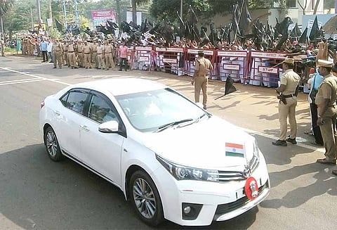 தஞ்சையில் கவர்னருக்கு எதிராக தி.மு.கவினர் கருப்பு கொடி காட்டி போராட்டம்