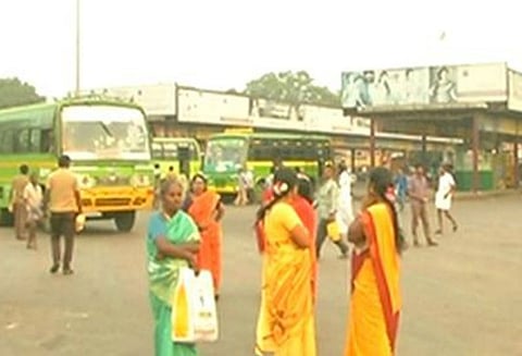 தமிழகம் முழுவதும் பெரும்பாலான பேருந்துகள் இயக்கப்படாததால் பயணிகள் அவதி