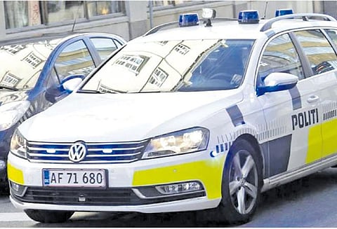 தவறுதலாக போலீஸ் காரில் ஏறிய கடத்தல்காரர்