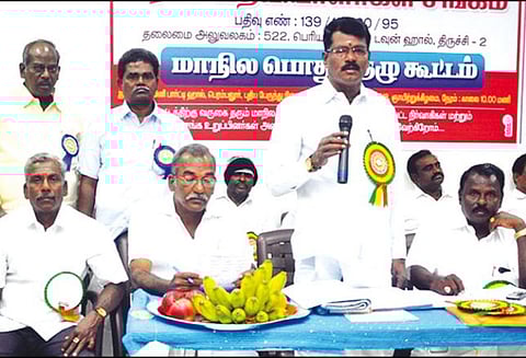 தமிழ்நாடு அரசு கிராம உதவியாளர்களுக்கு வரையறுக்கப்பட்ட காலமுறை ஊதியம் வழங்க வேண்டும்