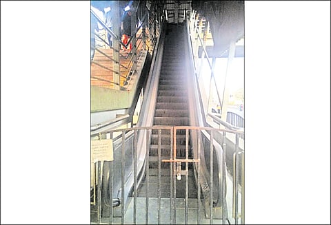 குரோம்பேட்டை பஸ் நிலையத்தில் நகரும் படிக்கட்டு இயங்காததால் முதியவர்கள் அவதி