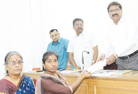 வீதியில் தேங்கி நிற்கும் கழிவுநீரை அகற்றக்கோரி பொதுமக்கள் மனு கலெக்டரிடம் கொடுத்தனர்