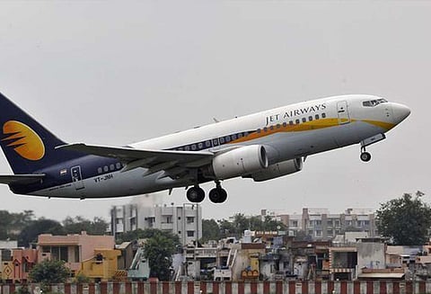 நடு வானில் மோதிக்கொண்ட இரு விமானிகள் பணியில் இருந்து நீக்கம்: ஜெட் ஏர்வேஸ் நடவடிக்கை