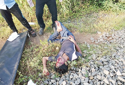 ஓடும் ரெயிலில் இருந்து தவறி விழுந்து 2 மணி நேரம் உயிருக்கு போராடிய வாலிபர்