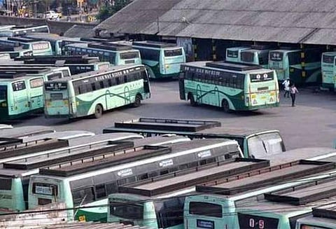 அரசுப்பேருந்தில் தற்காலிக நடத்துனராக நடித்து 2 பேர் பணம் வசூலித்து ஓட்டம்