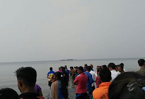 மராட்டியத்தில் 40 பள்ளி குழந்தைகளுடன் சென்ற படகு கவிழ்ந்து விபத்து, 2 பேர் சடலமாக மீட்பு