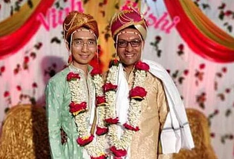 சொந்தபந்தங்கள் சூழ ஓரினச் சேர்க்கை திருமணம் செய்த அமெரிக்க வாழ் இந்தியர்