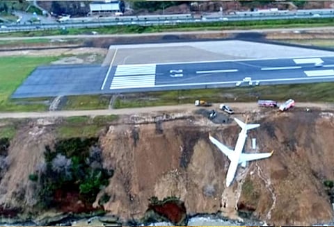 துருக்கி: ஓடுபாதையில் இருந்து விலகி பள்ளத்தில் பாய்ந்த விமானம், அதிருஷ்டவசமாக பயணிகள் தப்பினர்