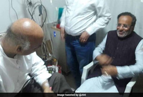 உடல்நிலை பாதித்த தொகாடியாவுடன் மூத்த காங்கிரஸ் தலைவர்- ஹர்திக் படேல் சந்திப்பு