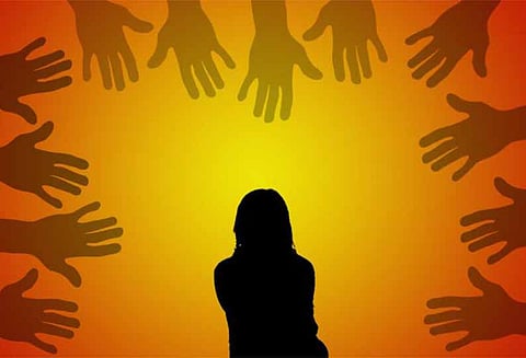 சிறுமியை பாலியல் பலாத்காரம் செய்து விபசாரத்தில் தள்ளிய கொடுமை போலீஸ் அதிகாரிகள் கைது