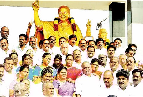 அ.தி.மு.க., தே.மு.தி.க. உள்ளிட்ட கட்சியினர் எம்.ஜி.ஆர். சிலைக்கு மாலை அணிவித்து மரியாதை