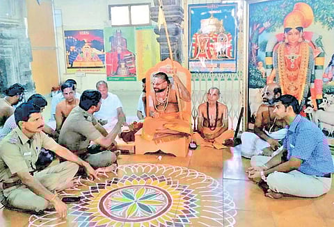 கவிஞர் வைரமுத்துவை கண்டித்து காலவரையற்ற உண்ணாவிரதத்தை ஸ்ரீவில்லிபுத்தூர் ஜீயர் தொடங்கினார்