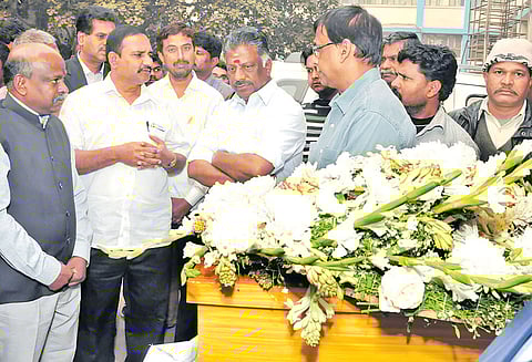 திருப்பூர் மருத்துவ மாணவர் உடலுக்கு ஓ.பன்னீர்செல்வம் அஞ்சலி