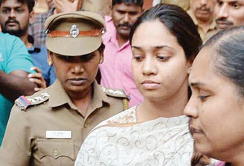 திருமணம் செய்வதாக மோசடி செய்த இளம்பெண் சுருதியை 7 நாள் காவலில் எடுத்து விசாரிக்க கோர்ட்டு அனுமதி