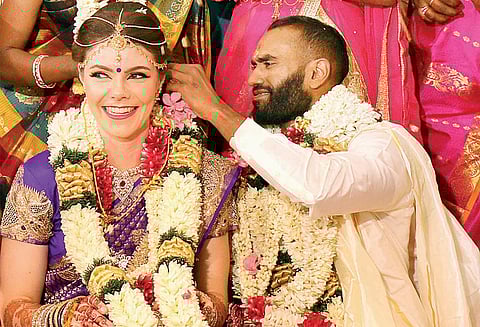 மதுரையில் அமெரிக்க பெண்ணுக்கு இந்து முறைப்படி திருமணம் காரைக்குடி டாக்டரை மணந்தார்