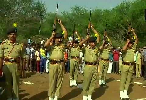 ஜம்மு காஷ்மீரில் வீரமரணம் அடைந்த தமிழக வீரர் சுரேஷ் உடல் 21 குண்டுகள் முழங்க அடக்கம்