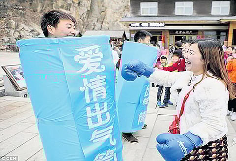 கணவனுக்கு குத்து விடும் திருவிழா