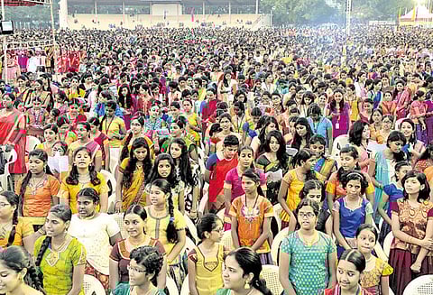 இந்து ஆன்மிக கண்காட்சியையொட்டி 15 ஆயிரம் மாணவிகள் பங்கேற்ற இசை நிகழ்ச்சி