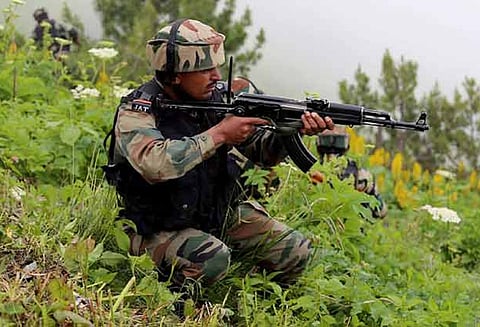 பாகிஸ்தானின் அத்துமீறிய தொடர் தாக்குதலில் ராணுவ வீரர் உள்பட 3 பேர் பலி