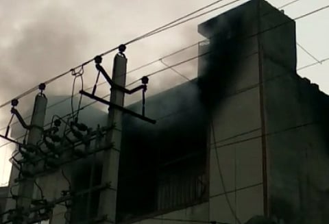 டெல்லியில் பிளாஸ்டிக் தொழிற்சாலை கிடங்கில் தீ விபத்து; 9 பேர் உயிரிழப்பு