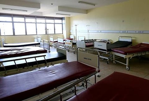 காய்ச்சலுக்காக போனவர் ஐ.சி.யூ. படுக்கையில் இருந்து விழுந்து உயிரிழப்பு