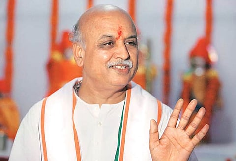 விஸ்வ இந்து பரிஷத் தலைவர் பதவியில் இருந்து பிரவீன் தொகாடியா நீக்கப்படுகிறார்!