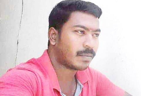 திருச்சி அருகே பயங்கரம் லாரி டிரைவர் வெட்டிக்கொலை 5 பேர் போலீசில் சரண்