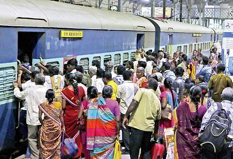 பஸ் கட்டண உயர்வு எதிரொலி: ரெயில்களில் பயணிகள் கூட்டம் அலைமோதியது