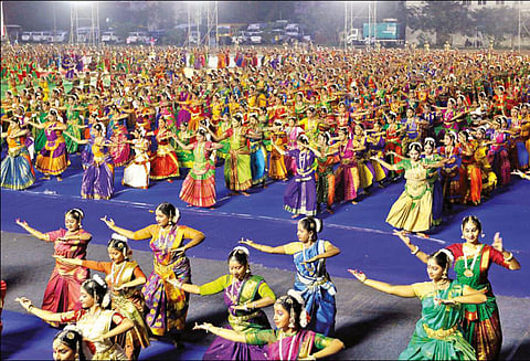 சென்னையில் 3 ஆயிரம் பெண்கள் பங்கேற்ற பரத நாட்டியம்