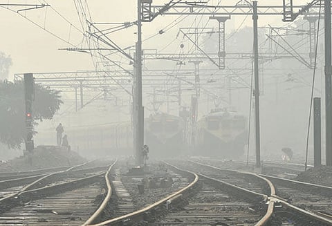 டெல்லியில் பனிமூட்டம் காரணமாக 22 ரயில்கள் தாமதம், 10 ரயில்கள் ரத்து