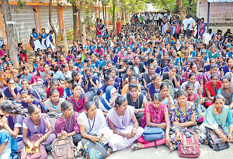தமிழகம் முழுவதும் மாணவர்கள் போராட்டம் பஸ் கட்டண உயர்வுக்கு எதிராகசென்னை ஐகோர்ட்டில் வழக்கு