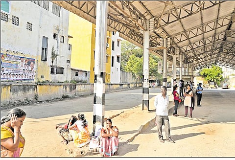 முதியோர்கள், குழந்தைகள் கால்கடுக்க நிற்கும் பரிதாபம் அயனாவரம் பஸ் நிலையத்தில் இருக்கைகள் அமைக்கப்படுமா?