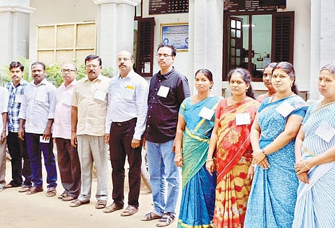 பல்வேறு கோரிக்கைகளை வலியுறுத்தி கல்வித்துறை அலுவலக பணியாளர்கள் போராட்டம்