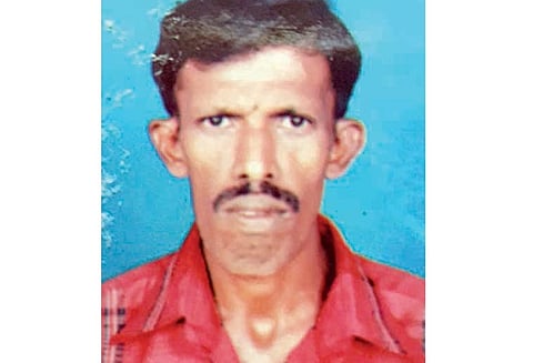 மின்வேலியில் சிக்கி கிராம உதவியாளர் பலி தந்தை-மகன்களை போலீஸ் தேடுகிறது