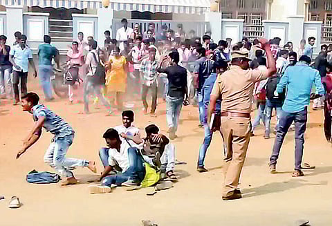 பஸ் கட்டண உயர்வை கண்டித்து தமிழகம் முழுவதும் மாணவர்கள் போராட்டம் நீடிக்கிறது