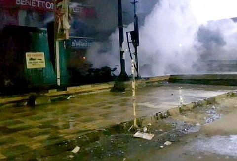 நாளை வெளியாக உள்ள பத்மாவத் படத்துக்கு எதிராக வலுக்கும் எதிர்ப்பு, அகமதாபாத்தில் வன்முறை வெடித்தது