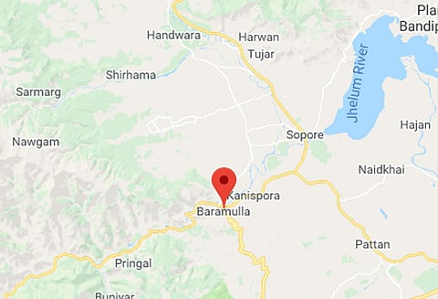 ஜம்மு மற்றும் காஷ்மீரில் ஏ.டி.எம். மைய பாதுகாவலரின் துப்பாக்கி தற்செயலாக சுட்டதில் 3 பேர் காயம்