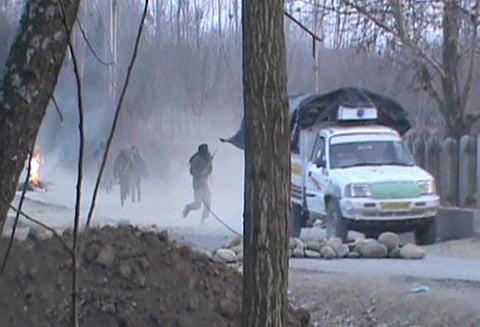 காஷ்மீரில் அரசு படை மற்றும் தீவிரவாதிகள் இடையே மோதல்: 2 தீவிரவாதிகள், டீன் ஏஜ் சிறுவன் பலி